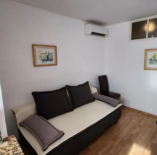 Live In Apartment Split